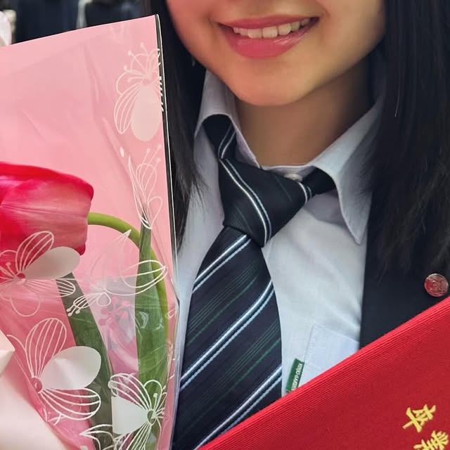 安達祐実の長女が高校を卒業した際の制服姿（公式Instagramより）