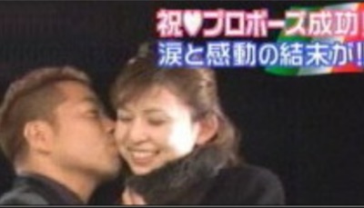 ローマでのプロポーズ成功時の出川哲朗さんと阿部瑠理子さん（ロンドンハーツ放送より）