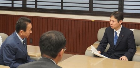 静岡県知事・鈴木康友（左）とJR東海の丹羽俊介社長（右）