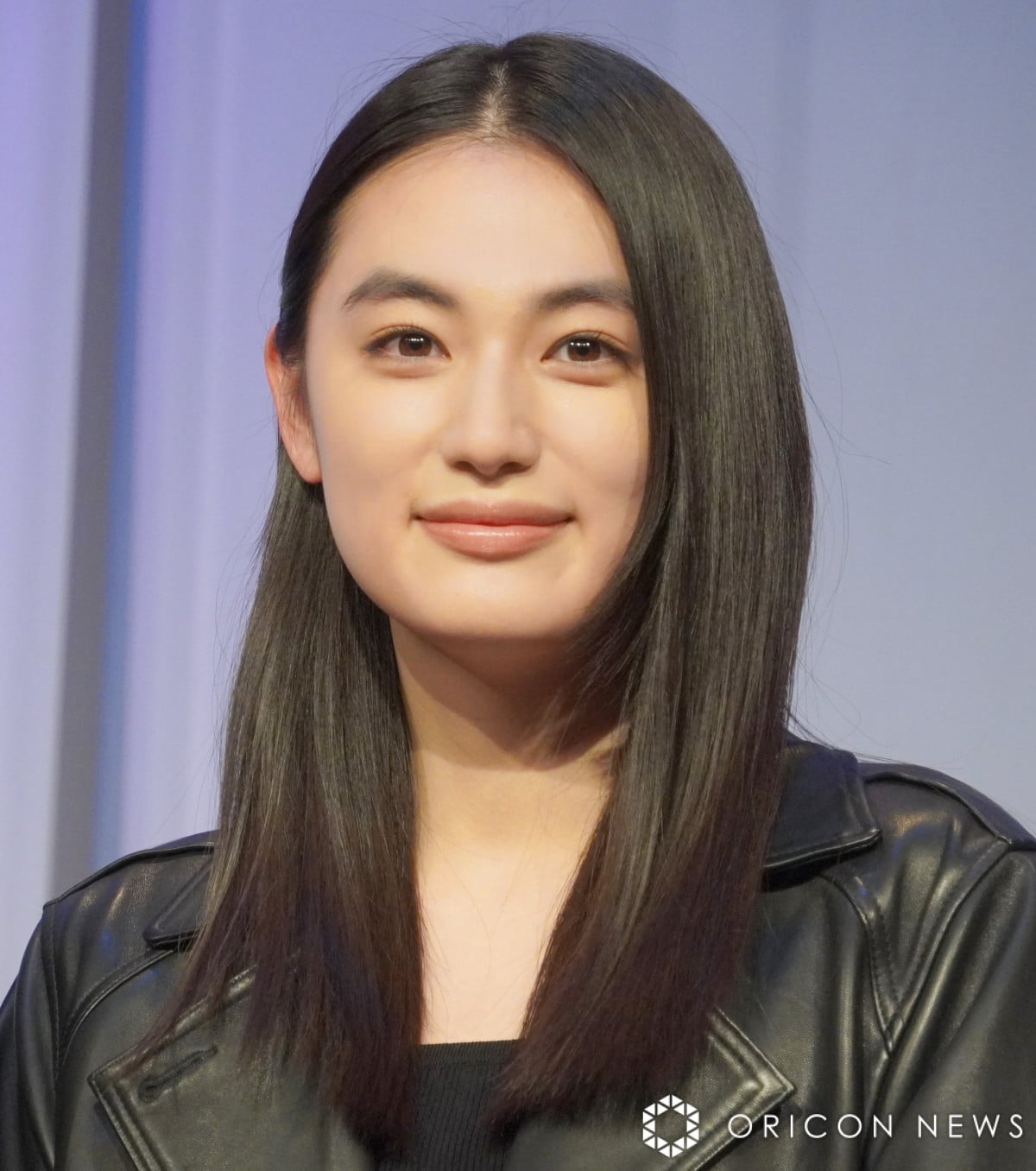 特徴的な太眉が印象的なモデル・女優の八木莉可子さん