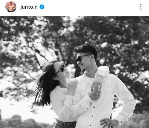 結婚を発表した中谷潤人さんと妻の田村亜矢さん