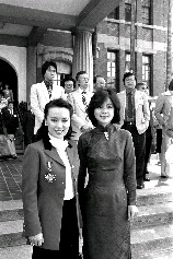 1980年の金馬奨に参加したジュディ・オングさんとテレサ・テンさん
