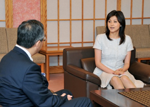 2011年に外務大臣と懇談する藤原紀香さん